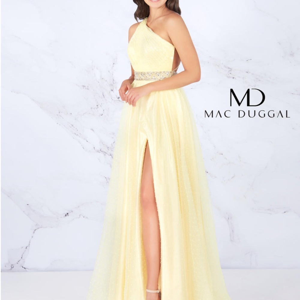 Elegant Yellow Gown with Embellished Waist